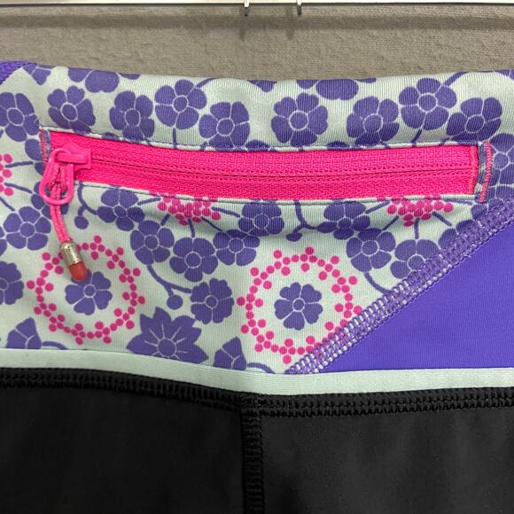 Lululemon Athletica Groovy Run Shorts Black Purple Floral Size 6 - Picture 4 of 5